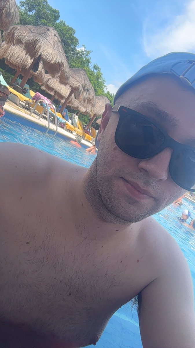 PUNC21Kyle's tweet photo. I’m not an early riser but thanks to time difference I was up at 6am so decided to have a stroll to the beach… now cocktails by the pool. Work and student mode is officially turned off! If you need me you’ll find me at the swim up bar !#punc21 #studentnurse #Mexico https://t.co/ZwwPp7SHTY