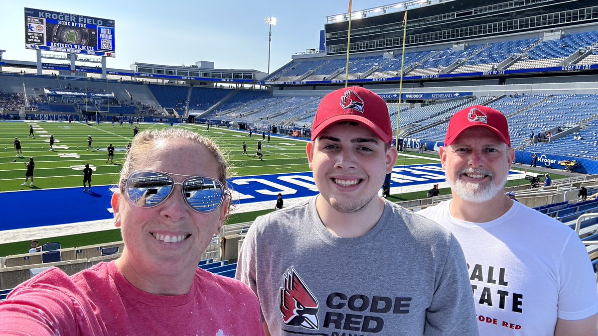 _BarbHall's tweet image. How many people can say that they are celebrating their 22nd birthday on the University of Kentucky field cheering on their @BallStateFB?!?! 🥳 Happy birthday @lexiehall__ !!!! #ChirpChirp @BallStateSports