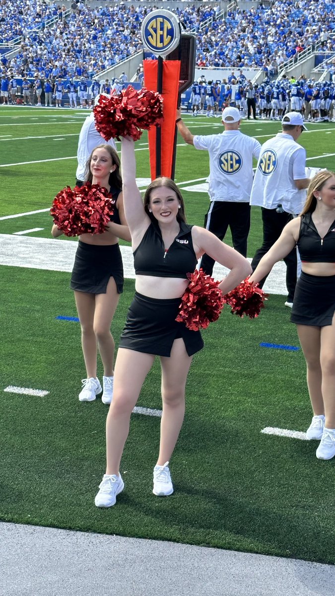 _BarbHall's tweet image. How many people can say that they are celebrating their 22nd birthday on the University of Kentucky field cheering on their @BallStateFB?!?! 🥳 Happy birthday @lexiehall__ !!!! #ChirpChirp @BallStateSports