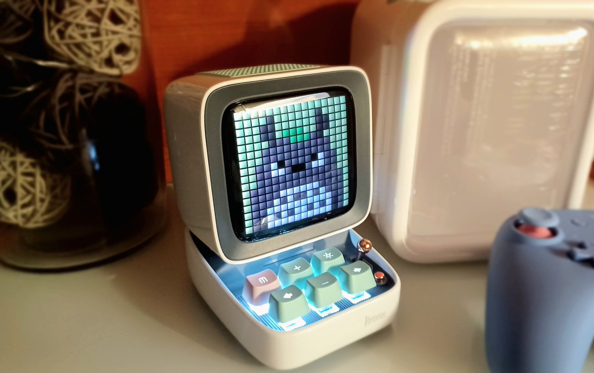 SIMaginationYT's tweet photo. La buena gente de @divoom tuvo la enorme gentileza de enviarme hace unos días el que se ha convertido en mi nuevo objeto favorito: el #DitooPro. Es un altavoz, pero llamarlo sólo eso es quedarse corta, porque tremendas fantasías las que hace este aparatito. Estoy obsesionada. https://t.co/IQIAkkoV7S