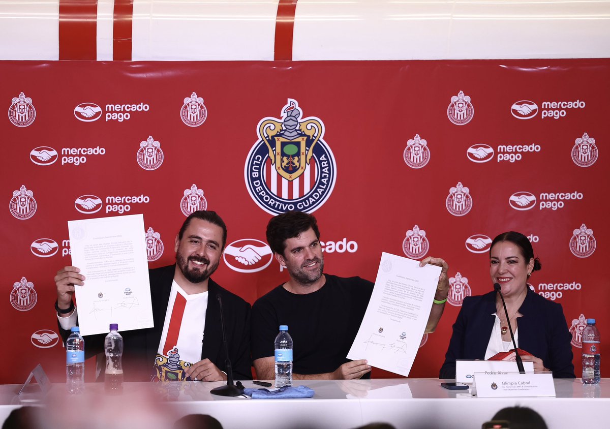 Chivas's tweet photo. ¡#MercadoPago está en la casa! 🏟️

Descarguen la app, síganlos en @mercadopagomex y estén atentos porque habrá muuuchos beneficios exclusivos para los ChivaHermanos 📲🐐💙❤️ https://t.co/2ddY0epb9W