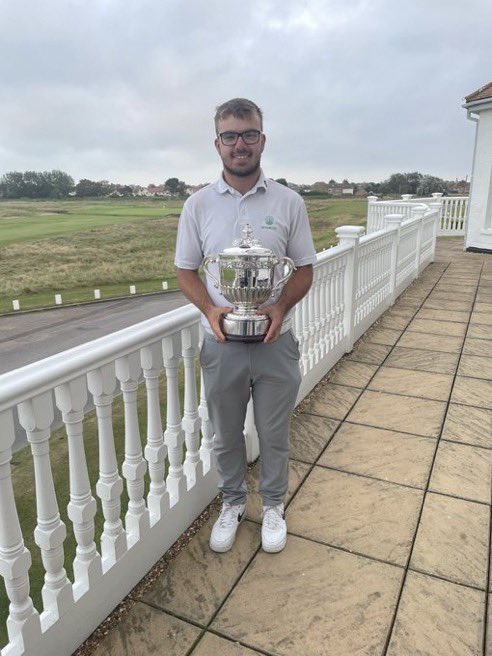 Devon’s @Eliotbaker1 🏆 receives the South East of England Links Championship trophy @RCPgolfclub. Results: tinyurl.com/6n43mmvw