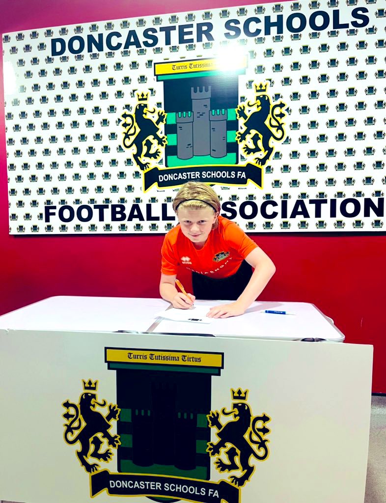 Primary_Ent's tweet photo. .@OGATrust @OutwoodValleyPE #OR7 kicking off the season in style with the new @DoncasterSchoo1 kit for this season courtesy of Media MGMT Here’s to this season. @SchoolsFootball ⚽️ #ESFA & a big thanks to @markturner_mgmt @media_mgmt_ for the backing & support for the lads! 👊⚽️