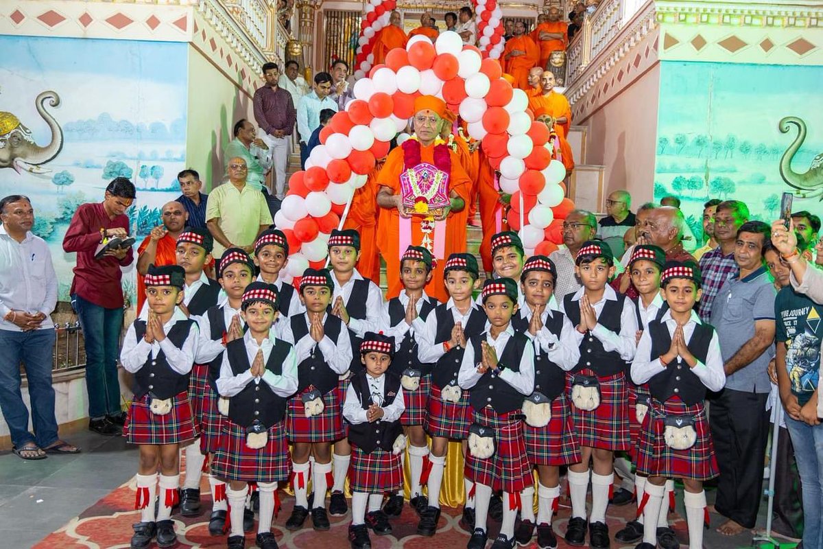smspbIndia's tweet photo. #GnanMahodadhi #AcharyaSwamijiMaharaj is ceremoniously welcomed back to Maninagar Mandir by Shree Muktajeevan Swamibapa Pipe Band  as He returns to India after completing His UK and North America #GnanSatra Vicharan 2023, fulfilling the wishes of His disciples worldwide. https://t.co/CERdJaIBZR