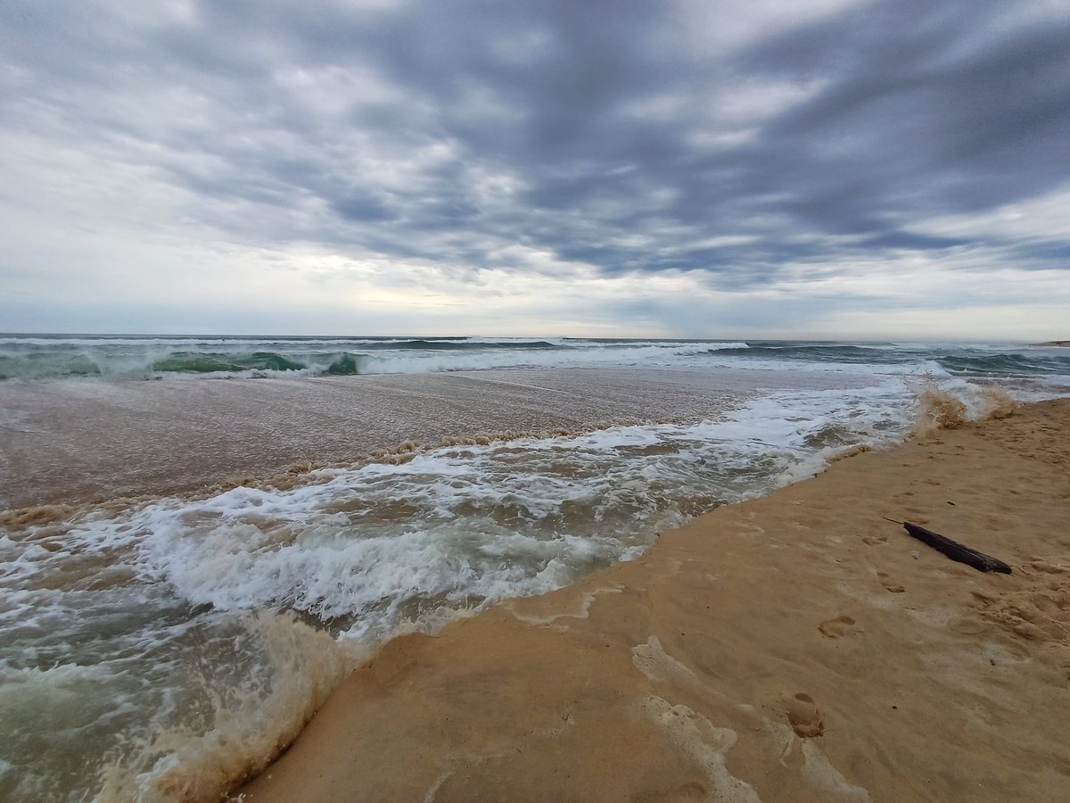 LonePeakbagger's tweet photo. A dull and rainy day, but fab conditions on the strand this evening. An hour well spent watching the surfers catch the waves and the latter crashing along the shore.
#AtlanticOcean #surf #beach #clouds #cotelandaise #Landes https://t.co/cj9n3Eucmg