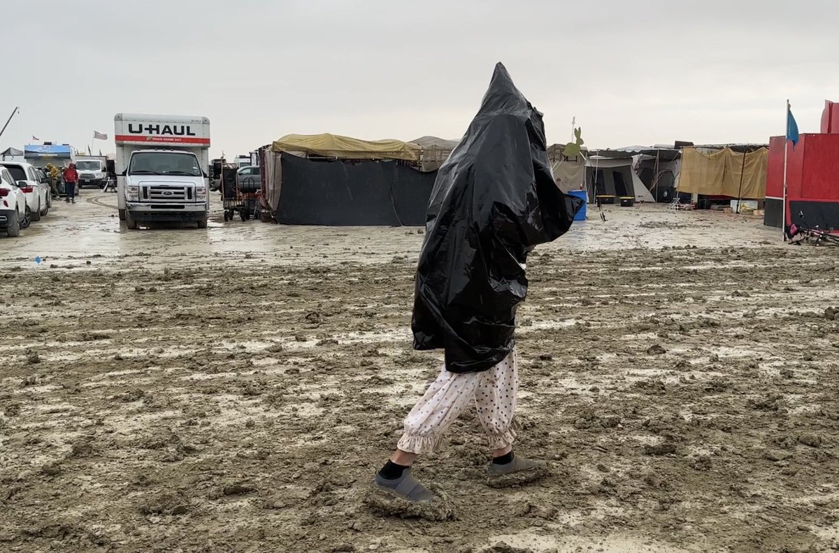 TheFestiveOwl's tweet photo. No access in or out of #BurningMan after storm — conditions are bordering on disaster with over 70,000 people currently trapped, told to shelter-in-place and conserve resources after rains turned the playa into an undrivable mud pit overnight.

This is a developing story. https://t.co/0AWGEMzAjZ
