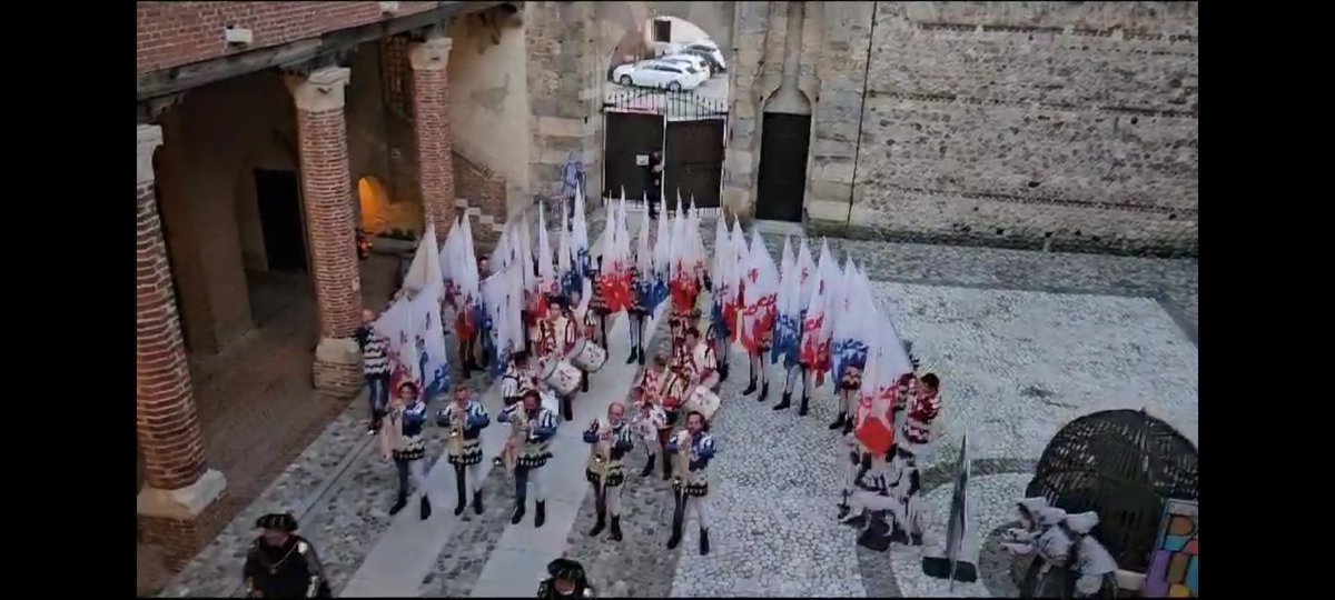 SbFiorentini's tweet photo. Marostica, Castello inferiore, al via i festeggiamenti per il centenario della Partita a scacchi viventi.
Il Gruppo è schierato, l'adrenalina sale, si va ad iniziare... https://t.co/3fEPfrteDD
