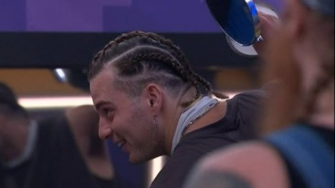 BBFeedsFairy's tweet photo. Cirie did Matt's hair too #bb25 https://t.co/m2yeNn6c41