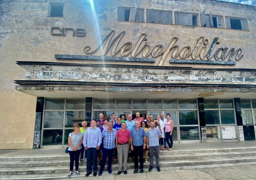 También se encontraban presentes el presidente de la Asamblea Municipal de Playa y el director de la EGREM. El proyecto consiste en la creación de un centro cultural usando las instalaciones del antiguo Cine Metropolitan.