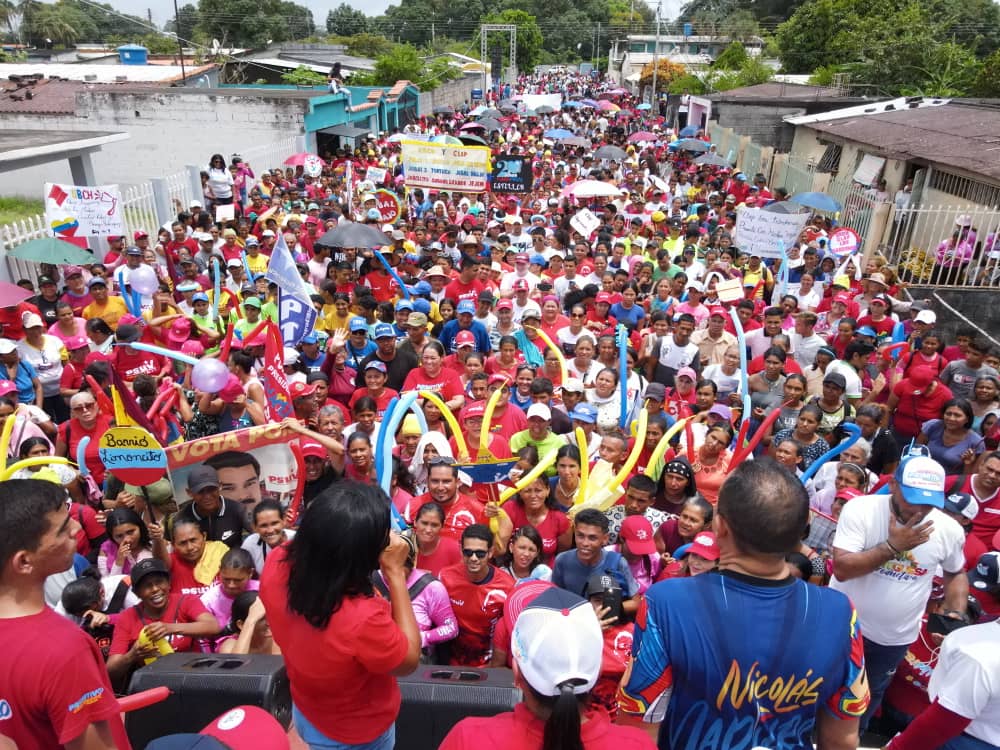 NicolasMaduro's tweet photo. ¡El pueblo luchador y valiente de Portuguesa tomó las calles! En la parroquia Píritu del municipio Esteller, las mujeres y hombres aguerridos demostraron que el amor a la Patria vence. ¡Un abrazo pueblo combativo! https://t.co/IfNQq0lIQm
