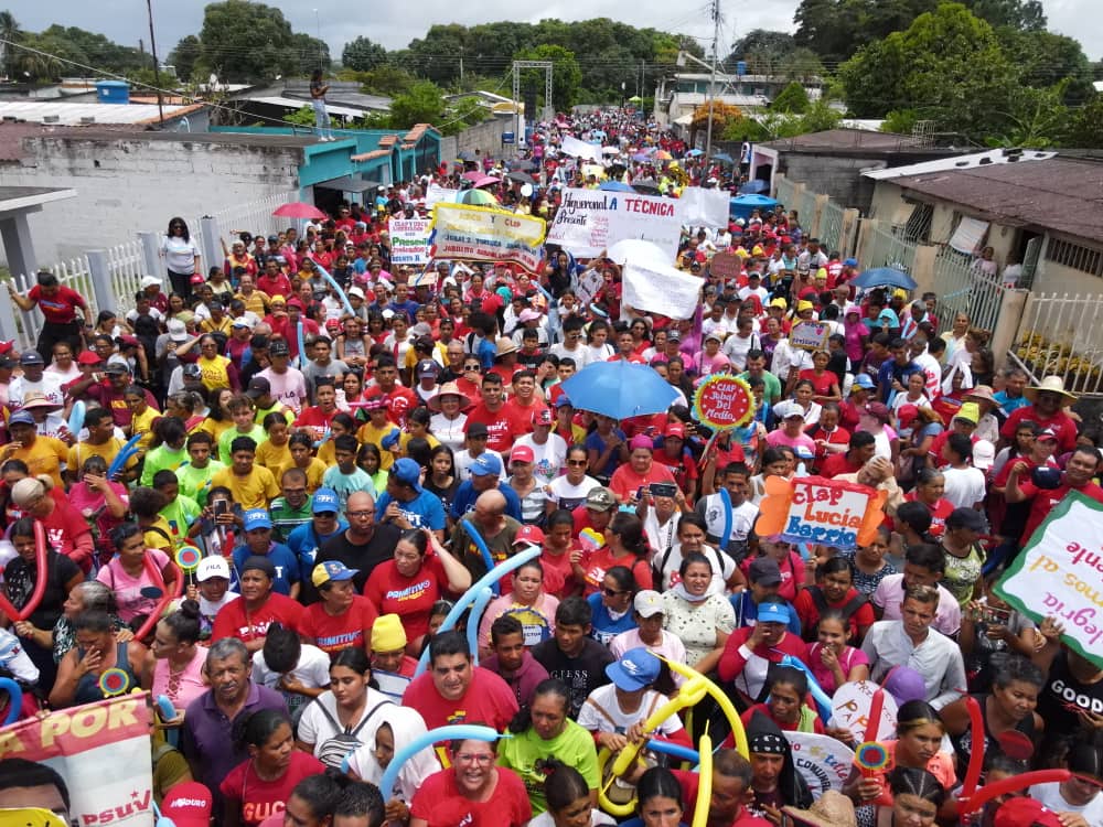 NicolasMaduro's tweet photo. ¡El pueblo luchador y valiente de Portuguesa tomó las calles! En la parroquia Píritu del municipio Esteller, las mujeres y hombres aguerridos demostraron que el amor a la Patria vence. ¡Un abrazo pueblo combativo! https://t.co/IfNQq0lIQm