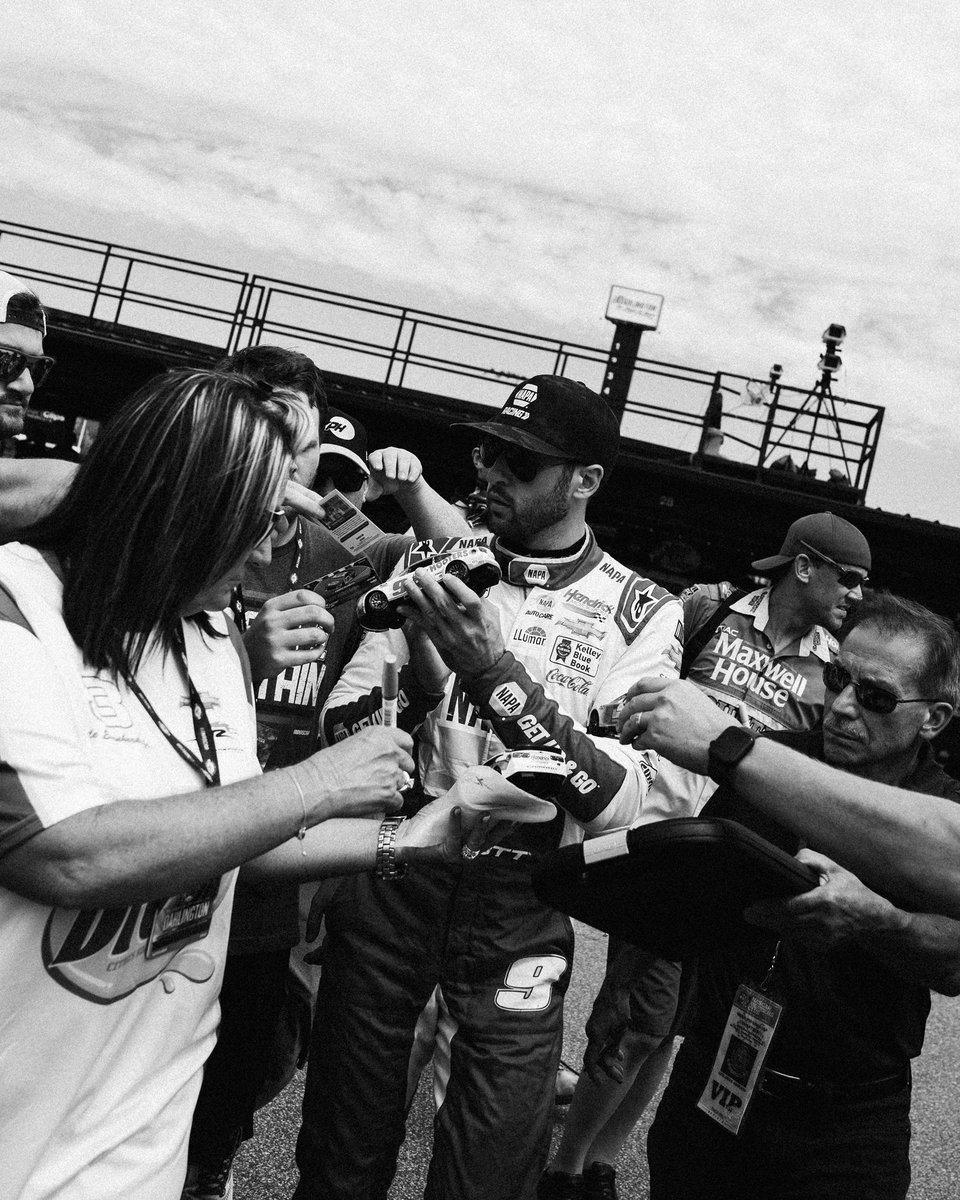 chaseelliott's tweet photo. The Lady in Black (and white) 

@theNAPAnetwork | #di9 https://t.co/4ALJx53DPn