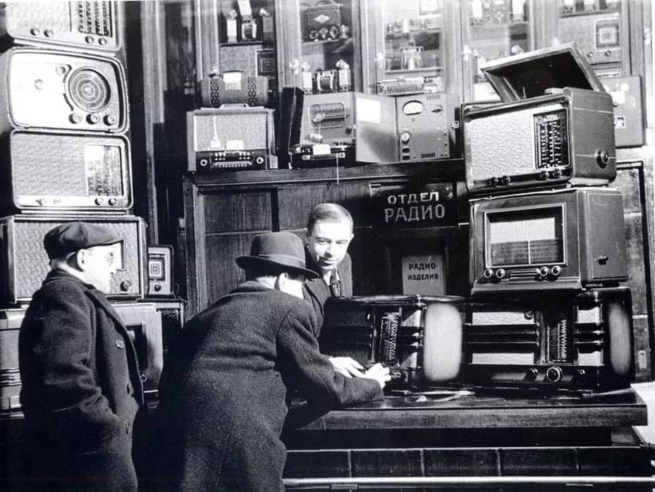 PicturesUssr's tweet image. In the department of radio receivers in the "Electrosbyt" store, 1949