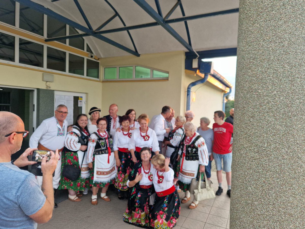 piotr_borys's tweet photo. Bardzo dobre przyjęcie i życzenia ZWYCIĘSTWA na 7 dziś dożynkach w #Obora #Osiek #Miłosna #Raszówka #Gola #Spalona #LegnickiePole @KO_Obywatelska #PolskaWNaszychSercach 🇵🇱❤️ https://t.co/H9x2VIuArz