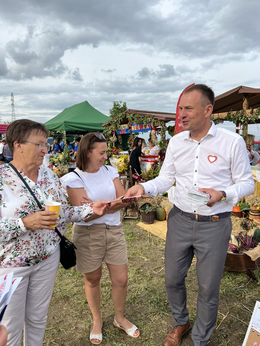 piotr_borys's tweet photo. Bardzo dobre przyjęcie i życzenia ZWYCIĘSTWA na 7 dziś dożynkach w #Obora #Osiek #Miłosna #Raszówka #Gola #Spalona #LegnickiePole @KO_Obywatelska #PolskaWNaszychSercach 🇵🇱❤️ https://t.co/H9x2VIuArz