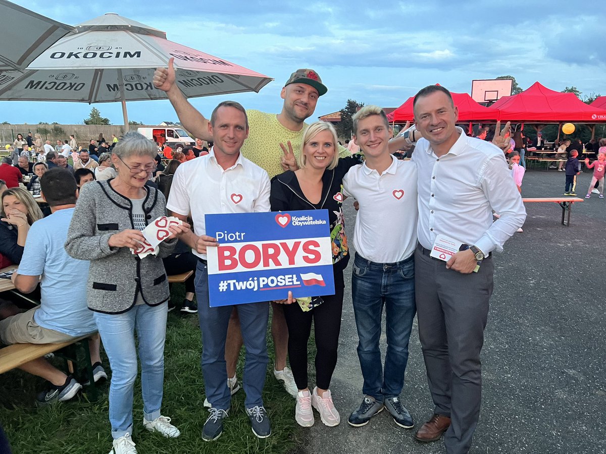piotr_borys's tweet photo. Bardzo dobre przyjęcie i życzenia ZWYCIĘSTWA na 7 dziś dożynkach w #Obora #Osiek #Miłosna #Raszówka #Gola #Spalona #LegnickiePole @KO_Obywatelska #PolskaWNaszychSercach 🇵🇱❤️ https://t.co/H9x2VIuArz