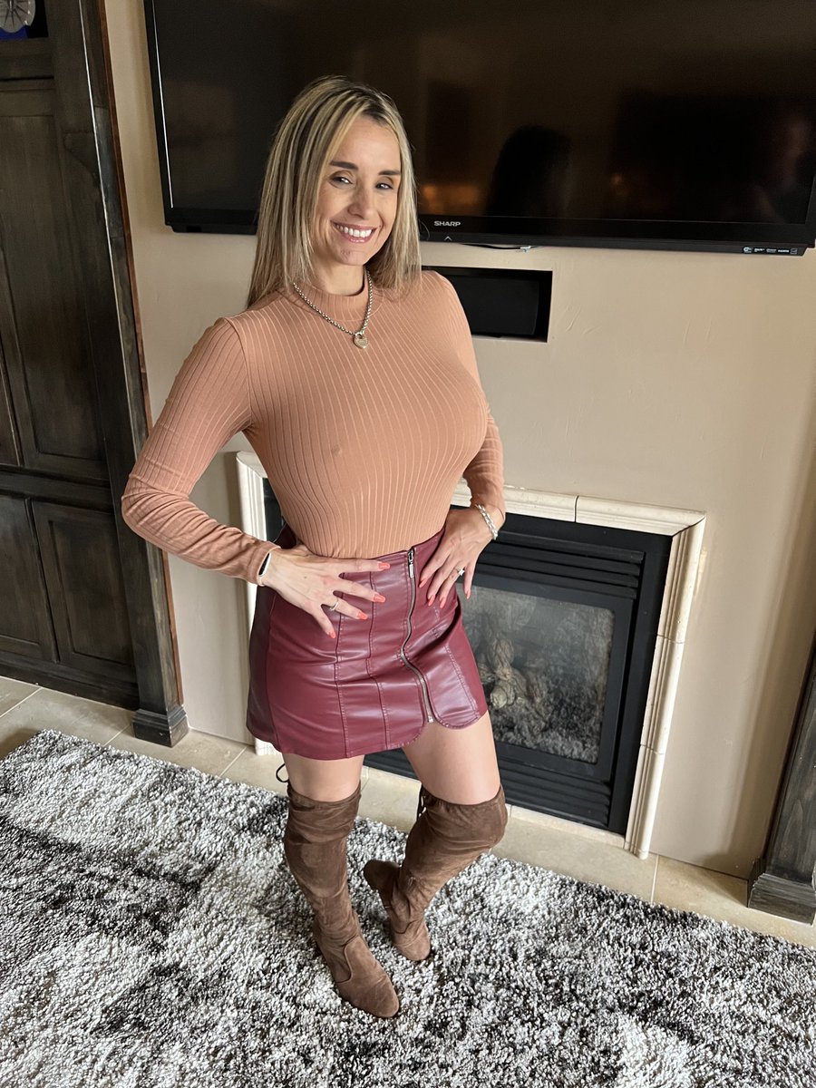 AngelVixenMom's tweet photo. Heading out for some fun! Hope I get lots of attention. I love attention 😇 https://t.co/JP1yKKdCFN