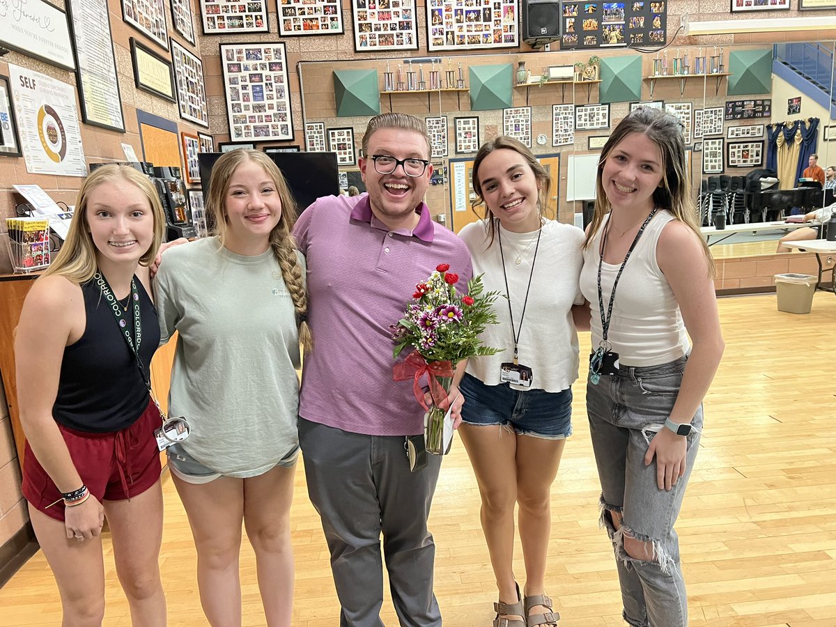 CCHS__LinkCrew's tweet photo. Great work done last week by the Link Leaders as they delivered fresh flowers with notes of thanks and appreciation to some of the staff.  Gratitude, kindness, appreciation …  these leaders have all that and more!   Well done Leaders😁. @BoomerangPrjct https://t.co/hxDXwnKajO