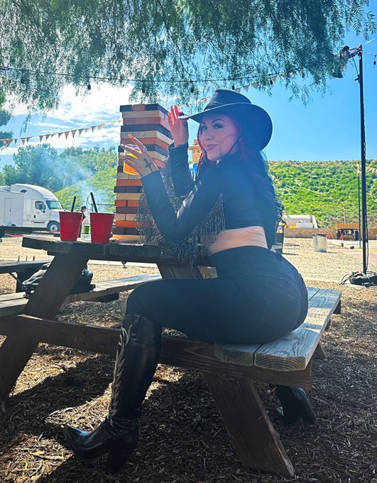 Last picture in this outfit 😂🤠🖤 https://t.co/TwYjBZCtBr