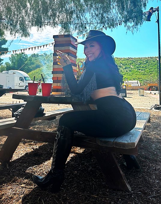 Last picture in this outfit 😂🤠🖤 https://t.co/TwYjBZCtBr