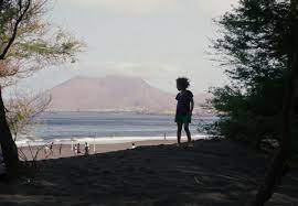 'La partie capverdienne d' #AmaGloria a été tournée à Tarrafal au nord de Santiago, la + grande île de l’archipel. C’est un territoire très volcanique. Et pour moi, l’enfance c’est ça. C’est pas du tout un territoire tranquille' : Marie Amachoukeli
allocine.fr/film/fichefilm…