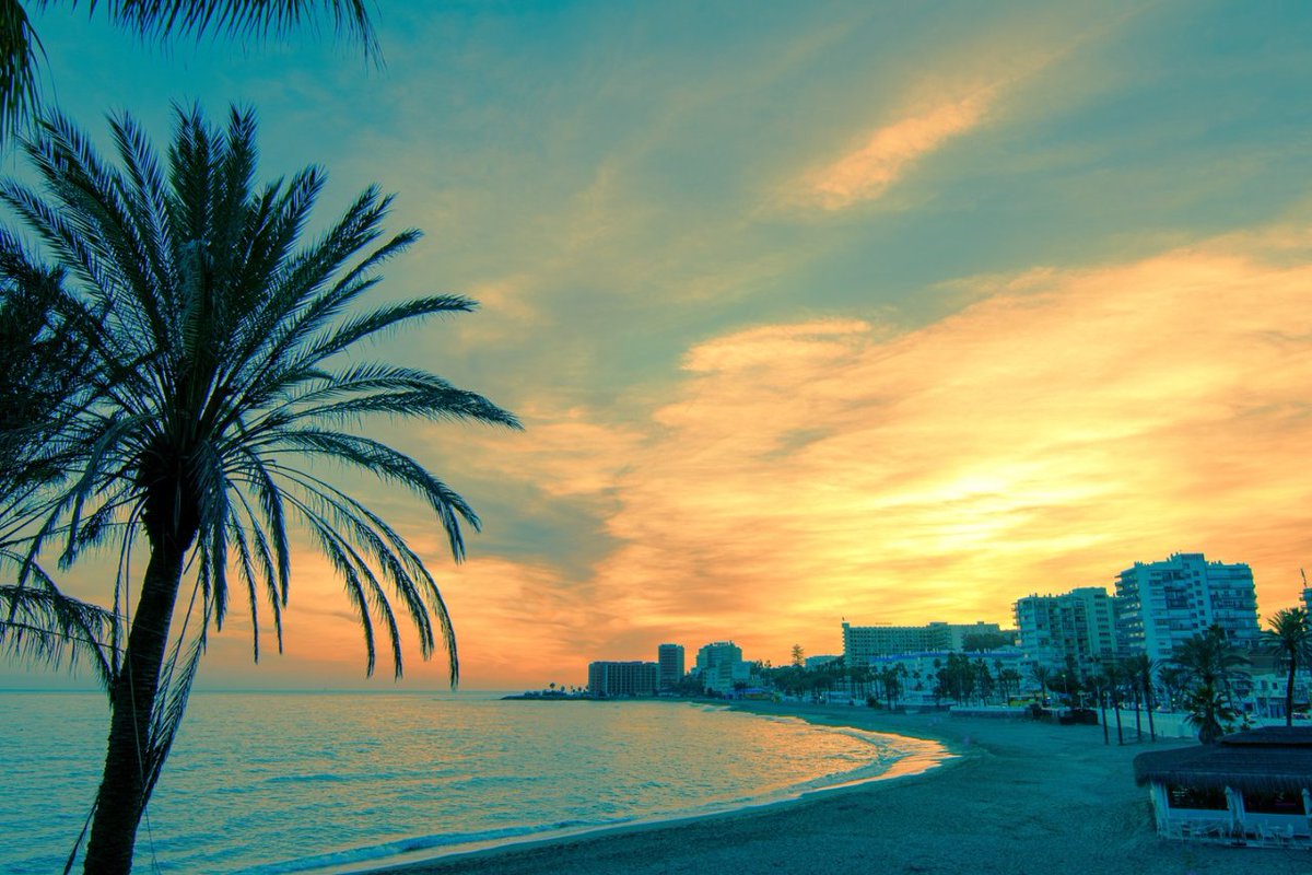 🤩 Hay momentos mágicos en #Benalmádena que un buen fotógrafo captura como nadie... 🌅

#lovingBenalmádena ❤️
📸@sebastiancesarph
#VenABenalmádena #costadelsol #benalmadena #andalucia #benalmádena #malaga #spain #visitspain #málaga  #lovingbenalmadena #playa #atardecer #sunset