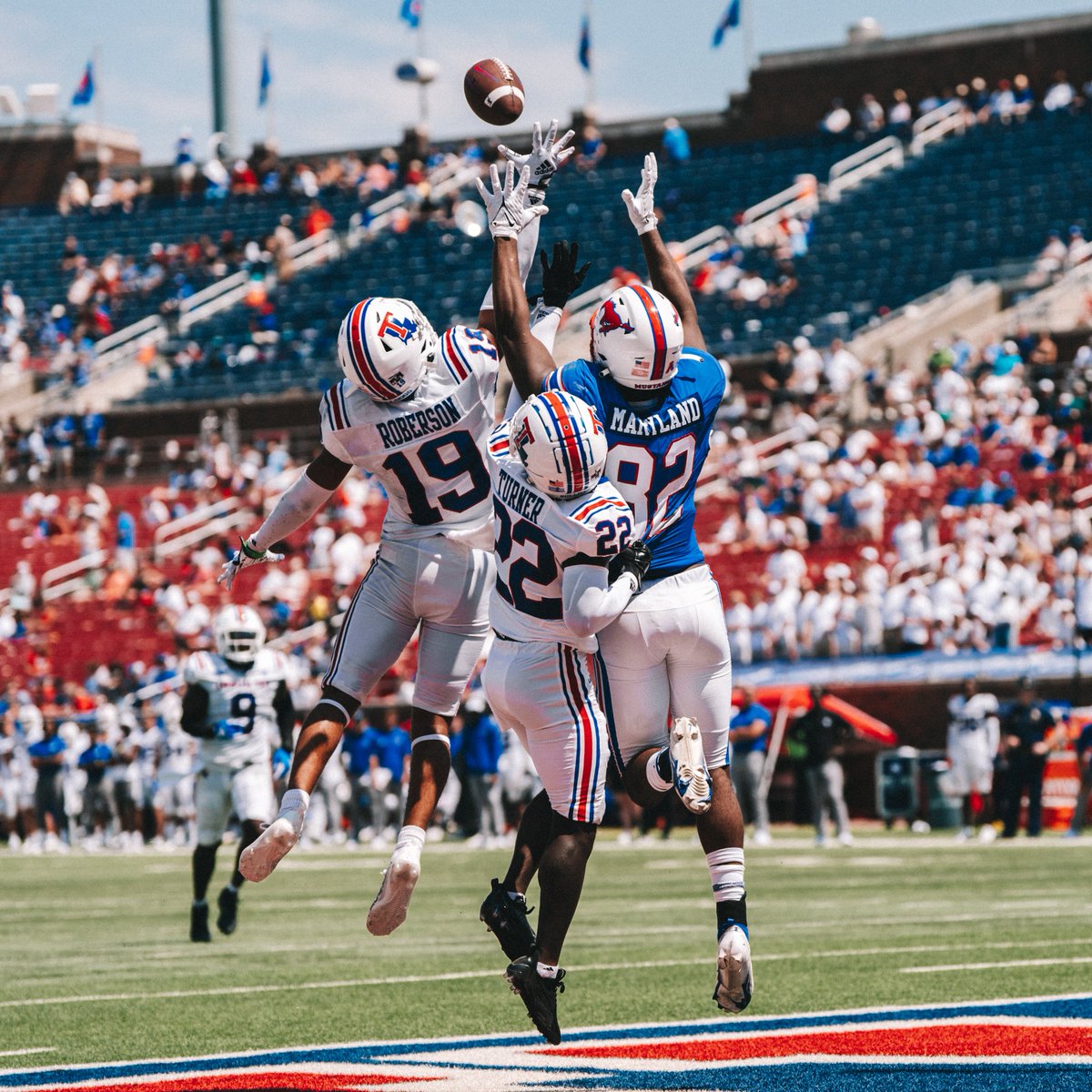 SMUFB's tweet photo. RJ came down with this ball btw https://t.co/YTMh6nLPq4