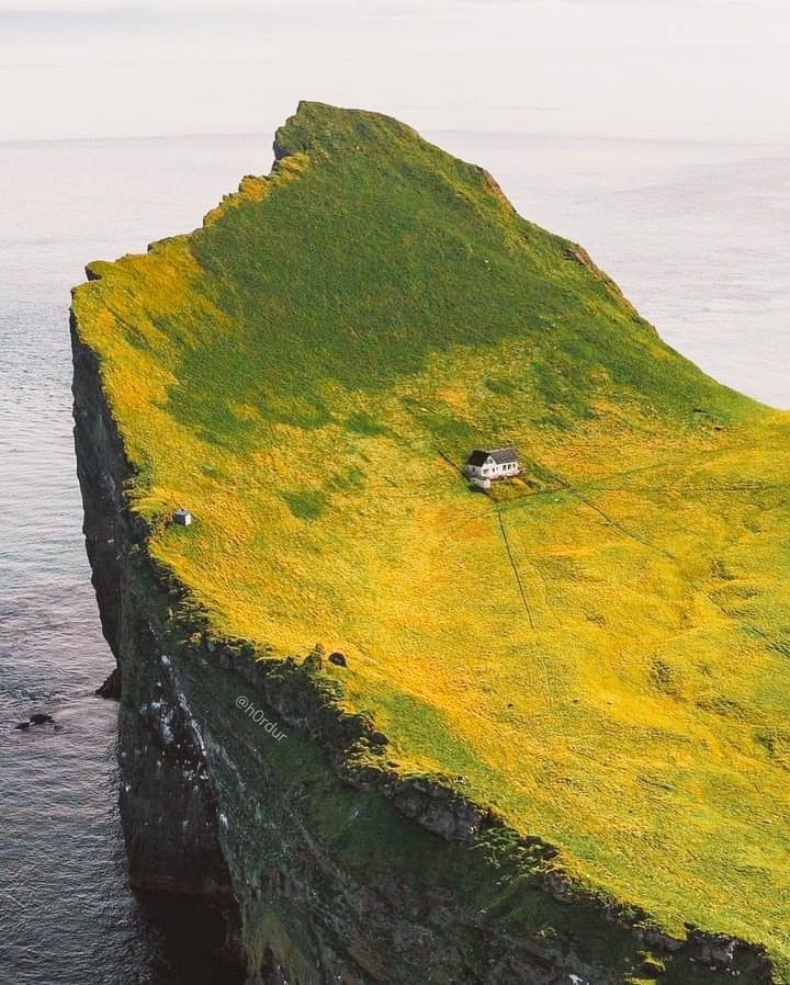 kaveensilva1's tweet photo. Loneliest house in the world 🌎 🏚
.
.
.
.
#amazingplaces #world #alone #incredible #middleoftheocean https://t.co/JEYzFXlRjE