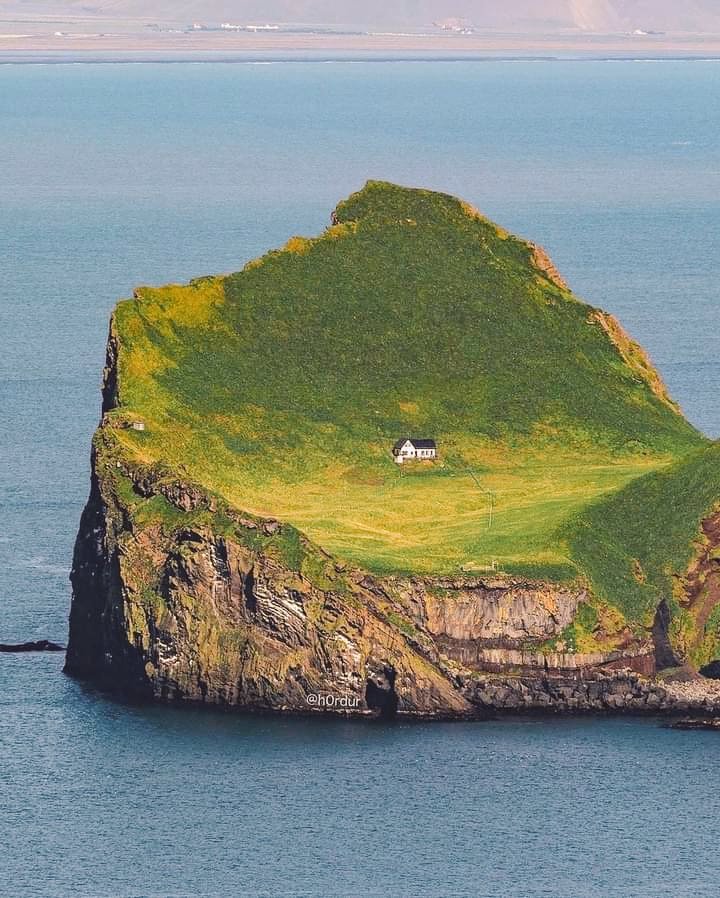 kaveensilva1's tweet photo. Loneliest house in the world 🌎 🏚
.
.
.
.
#amazingplaces #world #alone #incredible #middleoftheocean https://t.co/JEYzFXlRjE