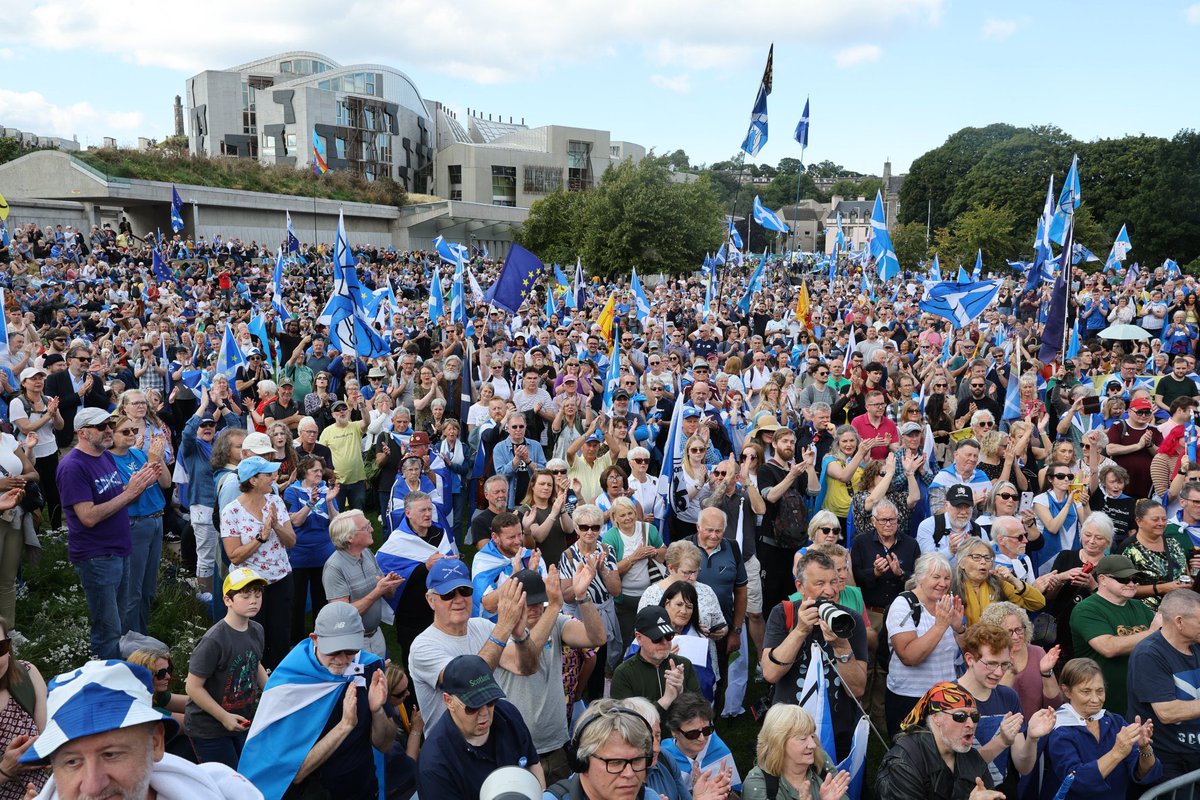 JordiVazquez's tweet image. 4.000 nacionalistes escocesos, alguns amb estelades, han marxat avui pels carrers d'Edinburgh en defensa de la independència #SaorAlba