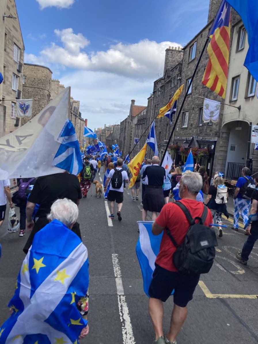 JordiVazquez's tweet image. 4.000 nacionalistes escocesos, alguns amb estelades, han marxat avui pels carrers d'Edinburgh en defensa de la independència #SaorAlba