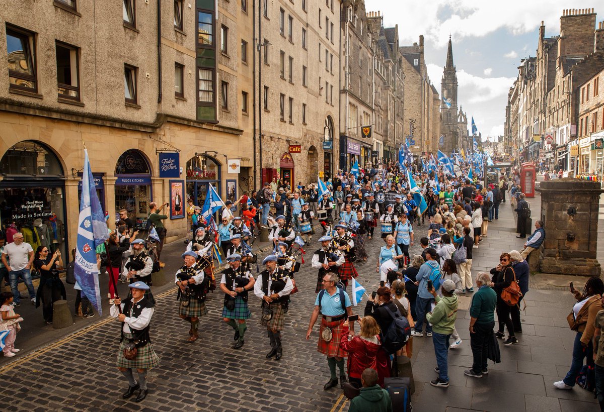 JordiVazquez's tweet image. 4.000 nacionalistes escocesos, alguns amb estelades, han marxat avui pels carrers d'Edinburgh en defensa de la independència #SaorAlba