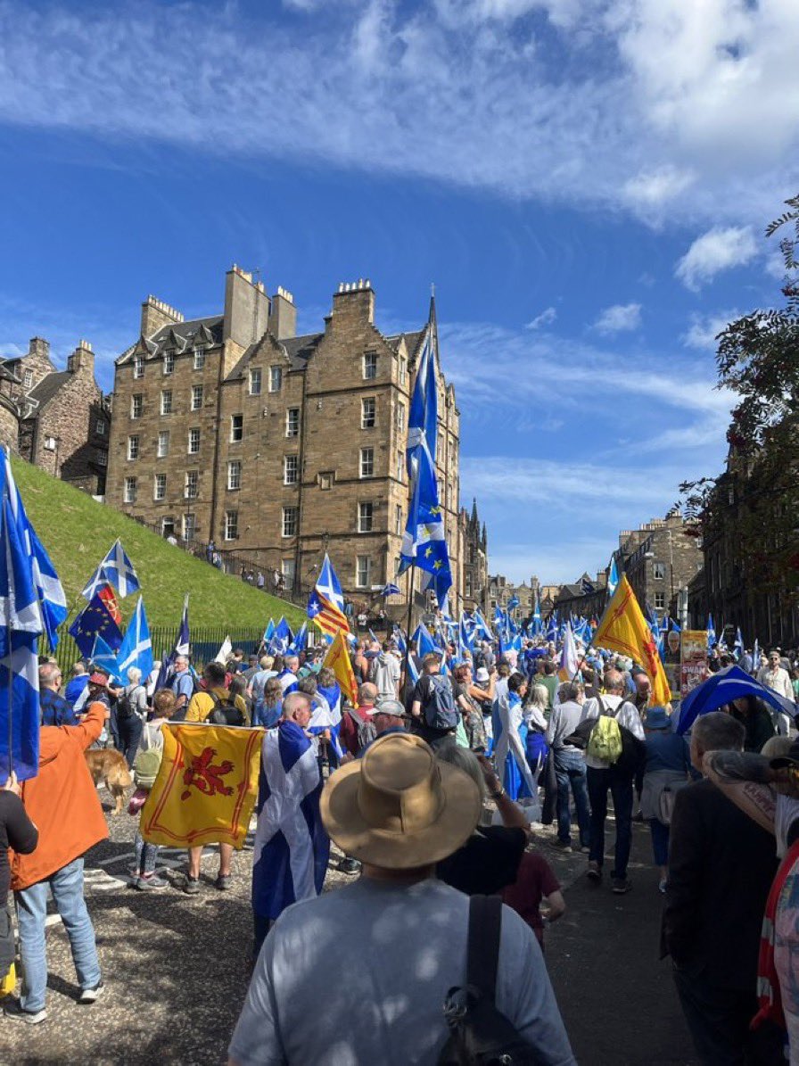 JordiVazquez's tweet image. 4.000 nacionalistes escocesos, alguns amb estelades, han marxat avui pels carrers d'Edinburgh en defensa de la independència #SaorAlba