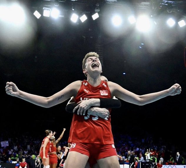 Ay yıldızlı forma için kendini parçalayarak ter döken birini öyle çirkin zihniyetlerinizin ürünleriyle, isimlerle olayı çarpıtarak linçleyemezsiniz. Ebrar Karakurt ağır taştır. Milli gururdur. Altında kalırsınız.🇹🇷🐺