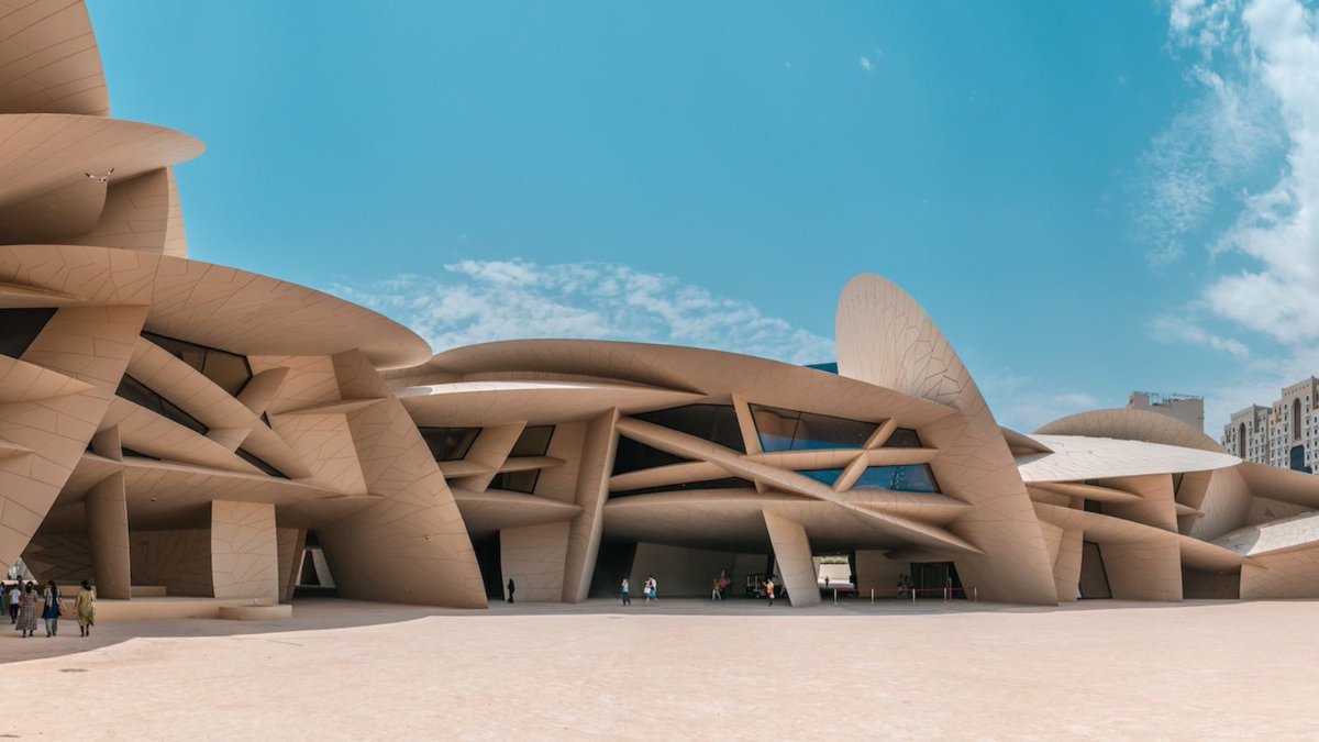 Tsnem_H's tweet photo. #تصميم_أيقوني 

متحف قطر الوطني تحفة معمارية على شكل أقراص متشابكة من تصميم #جان_نوفيل الذي استلهم تصميمه من وردة الصحراء لتستحضر نمط الشعب القطري بين البحر والصحراء. 

#ألهمني 
#سياحة #قطر https://t.co/D4s6qyN3ZZ