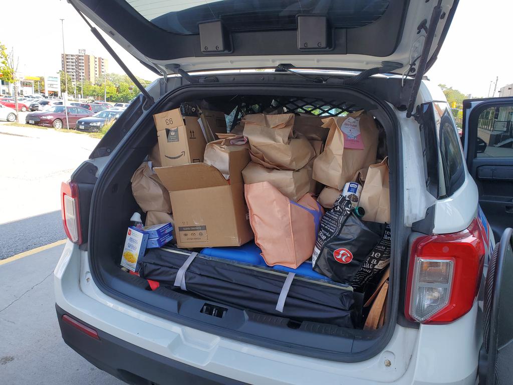 Richard_FCi's tweet image. Our @CrimeStoppersOT team of volunteers enjoyed helping @OttawaPolice cram-a-cruiser today @loblawco #Baseline in support of @OttawaFoodBank