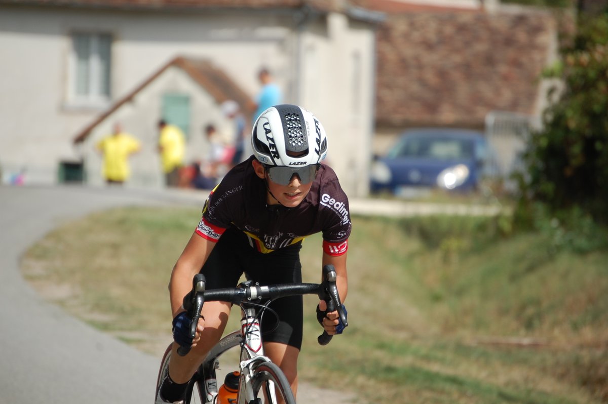 J'ai découvert la photographie récemment et avec mon boulot de correspondant pour la Nouvelle République, j'ai eu l'occasion de pas mal m'entraîner ces derniers temps, comme cet après-midi avec une course cycliste.