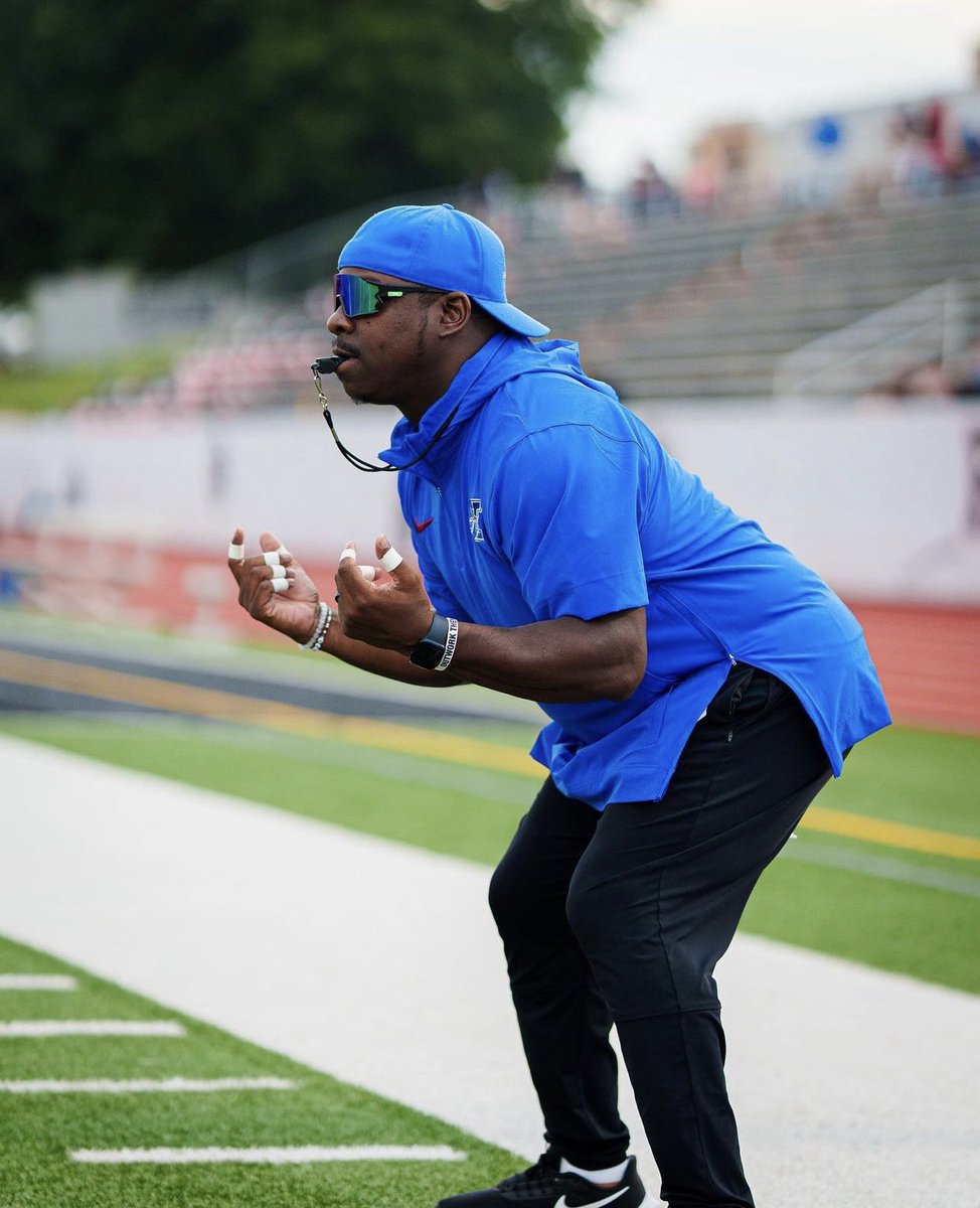 C_2DA_J's tweet photo. I’ve studied the greats, Learned from the best !! 📸 @shotbyrio #CoachCJ #RTABF #LBCoach #RBCoach #TEAMPASS https://t.co/5tIswdSKDw