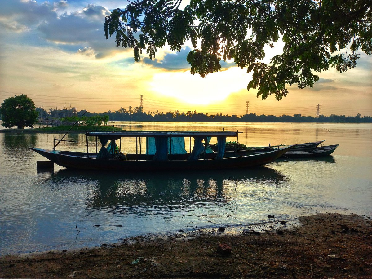 BAPPY____'s tweet photo. Golden hour on the riverside 
#Sundowns #River #PeaceOfMind 
#Bangladesh https://t.co/xdbMMcFdyT