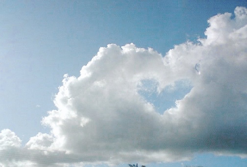 heartipink's tweet photo. heart-shaped clouds https://t.co/ZeTl0zGaPy