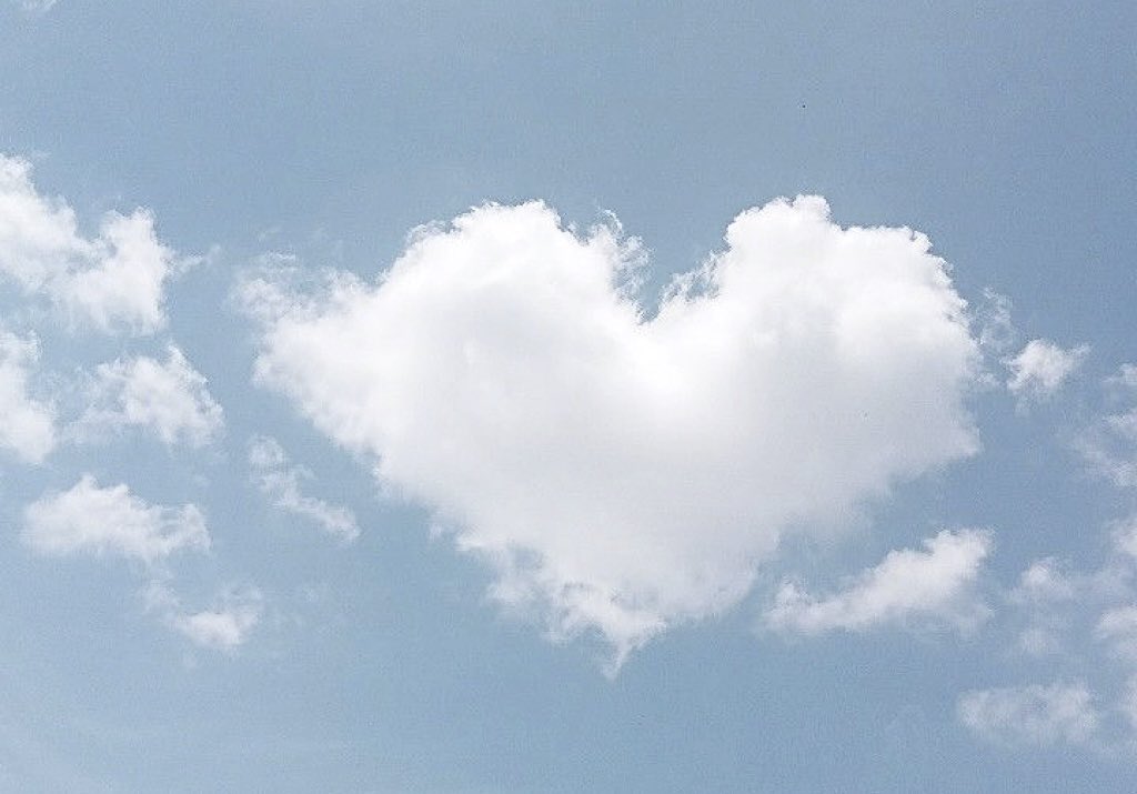 heartipink's tweet photo. heart-shaped clouds https://t.co/ZeTl0zGaPy