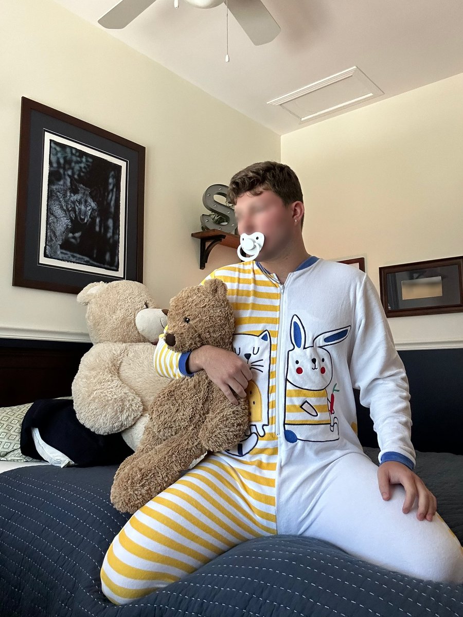 baby_c_00's tweet photo. Daddy: I know watching the big kids is exciting but now it’s time for your nap little boy. 

Me: Okay daddy

Part (2/2) https://t.co/hP1AAl5nx7