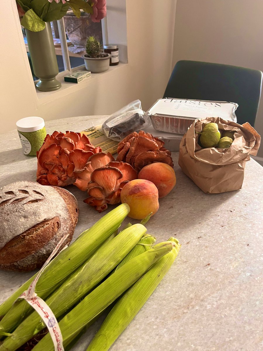 LuLuisaC's tweet image. Scored from the #westloop @GreenCityMarket 🧄🥬🍆🥕🌽