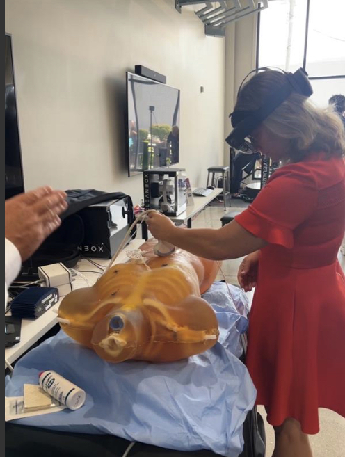 ☀️ the #summerofclean recap continues ☀️

Our #ceo Amy Hedrick doing a #mixedreality demo at the'Transforming Healthcare with Immersive Technology' Workshop by @XRAssociation with @ElmParkLabs and #ComprehensiveCareServices 

#XRinHealthcare #XR #XRHygiene #uvc  #VR