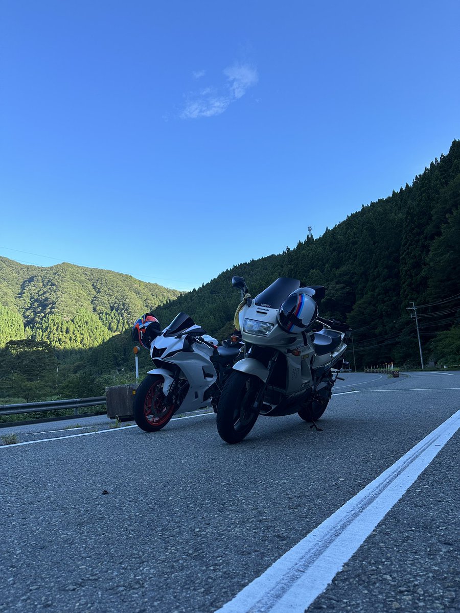 今日の朝練。気温17℃。
今日で朝練は終わり。寒い（笑）

秋を感じる。

#GPZ1100
#yzfr7
#道の駅はが