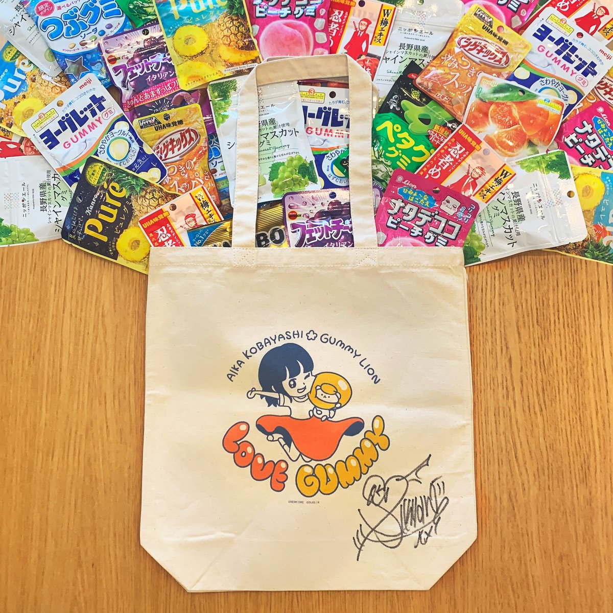 gummy0lion's tweet photo. ＼#グミの日 プレゼント／
グミ30個と小林愛香さんコラボトートバッグ（非売品）を3名様にプレゼント！

【応募方法】
@gummy0lion
@Aikyan_
２つを【10/3まで】フォロー
↓
本投稿を
 #小林愛香とグミライオン 
をつけて引用リポスト🔁 
↓
発表は10/03

小林さん直筆でトートにお名前が入ります✨ https://t.co/gYQE31sDmz