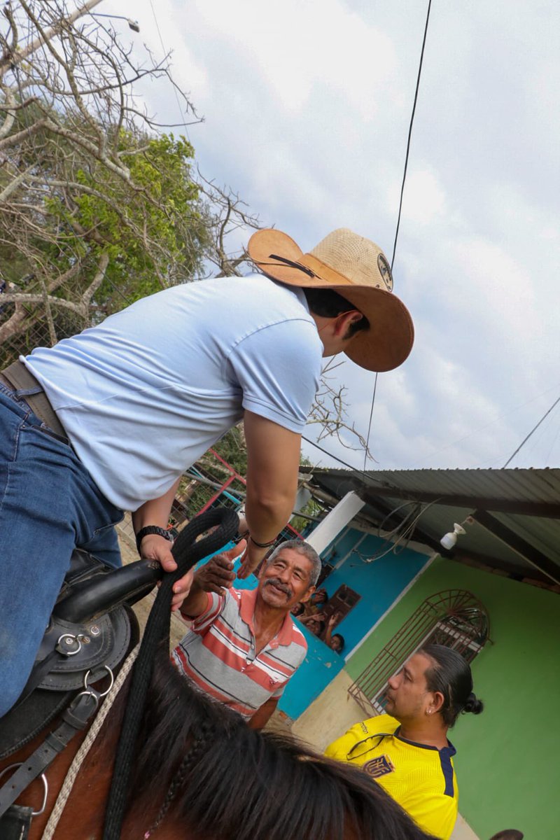 soyjonathantoro's tweet photo. ❤️ Fue emocionante montar a caballo y recorrer Cárcel Eloy Alfaro. Gracias a la invitación de mi amigo Edison Anchundia.

Y aunque mi esposa Valeria no se animó, también disfrutó del recorrido. ✨

#MontecristiAvanza #ToroAlcalde #JuntosAvanzamos #Montecristi https://t.co/zD2URHXzc9