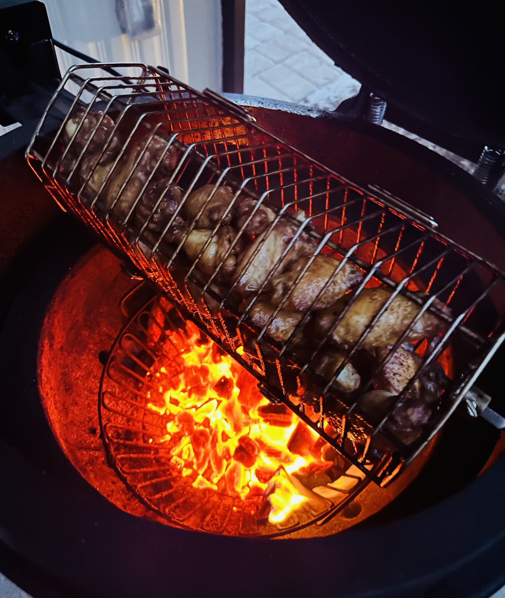 Scottycdeez's tweet photo. Wings!
#kamadojoe
#joettisserie https://t.co/OXN0mhim34