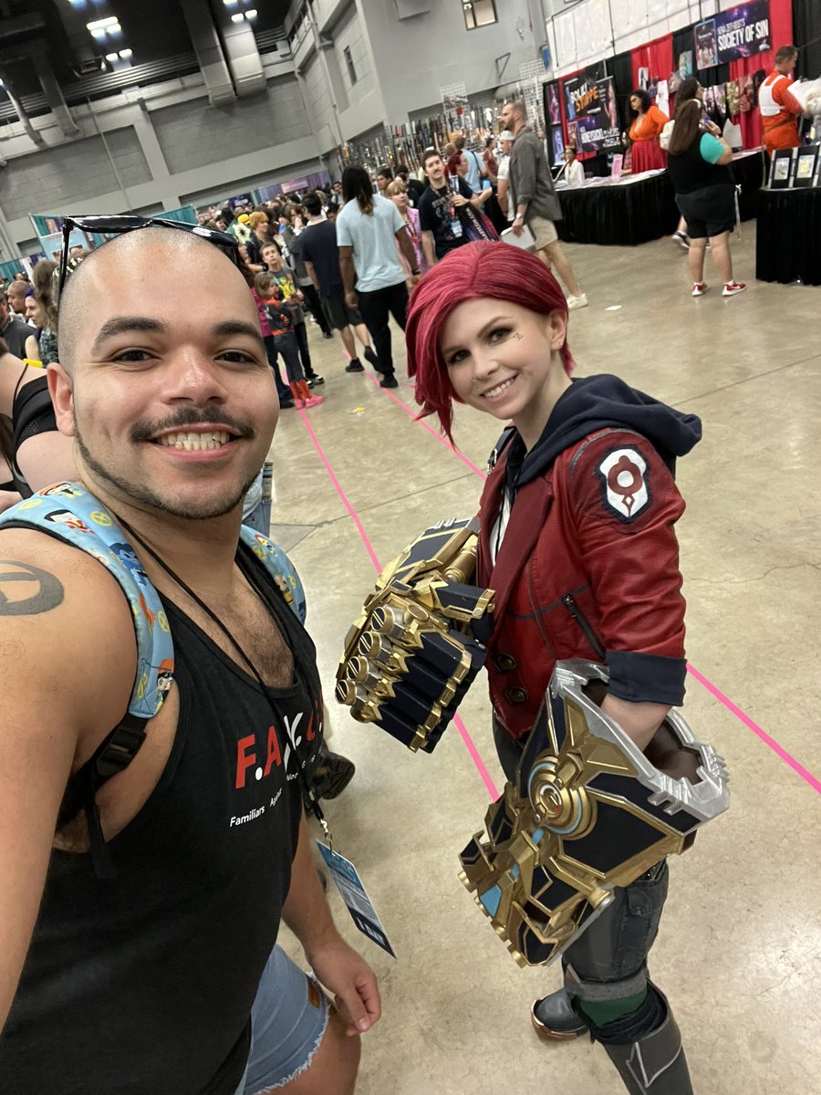 So many great cosplays at #GalaxyConAustin this year. Got a picture with a few of them.🔥