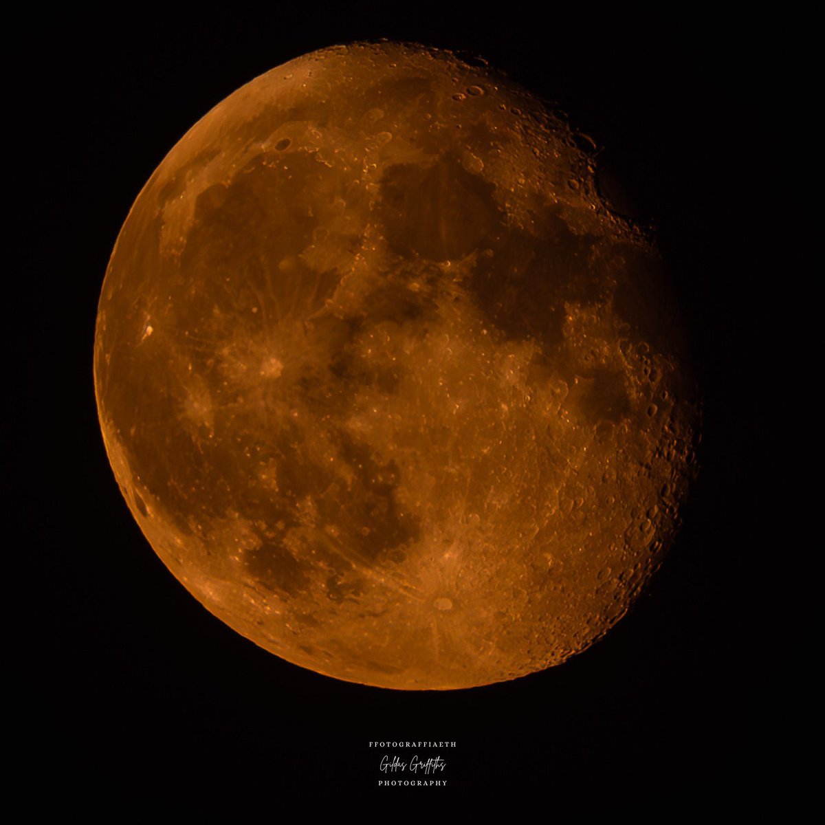 Lleuad anhygoel heno ma | A fantastic #supermoon rising over #Porthcawl this evening 
<a href="/BBCWalesNews/">BBC Wales News</a> <a href="/BBCCymruFyw/">BBC Cymru Fyw</a> <a href="/WalesOnline/">WalesOnline 🏴󠁧󠁢󠁷󠁬󠁳󠁿</a> <a href="/southwalesargus/">South Wales Argus</a> <a href="/S4C/">S4C 🏴󠁧󠁢󠁷󠁬󠁳󠁿</a> 
#moon #moonrise #photography <a href="/LumixUK/">Lumix UK</a>